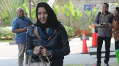 Terpidana Bupati Kutai Kartanegara Rita Widyasari tiba di Gedung KPK, Jakarta, Rabu (3/7/2019). Rita diperiksa sebagai tersangka dugaan tindak pidana pencucian uang (TPPU) senilai Rp 436 miliar terkait pemberian izin perkebunan kelapa sawit. (merdeka.com/Dwi Narwoko)