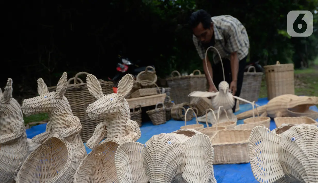 Perajin anyaman Rotan, Muhamad Wardi (43) merapikan dagangannya di Jalan Raya Puspiptek, Tangerang Selatan, Banten, Senin (19/10/2020). Kondisi masa pandemi sangat berdampak terhadap perajin rotan sepi pemesanan. (merdeka,com/Dwi Narwoko)