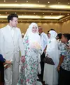 Senyum kebahagiaan terpancar dari kedua mempelai yang baru saja resmi menjadi suami istri. (M. Akrom Sukarya/Bintang.com)