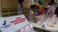 Pengujian makanan berbahaya di Pasar Klender (Liputan6.com/ Nanda Perdana Putra)
