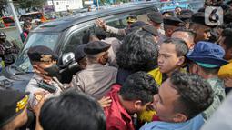 Massa aksi dari BEM Seluruh Indonesia (BEM SI) terlibat saling dorong dengan aparat saat aksi di kawasan Patung Kuda, Jakarta, Jumat (28/10/2022). Dalam aksinya mereka menuntut penolakan kenaikan harga BBM hingga penyelesaian pelanggaran HAM masa lalu. (Liputan6.com/Faizal Fanani)