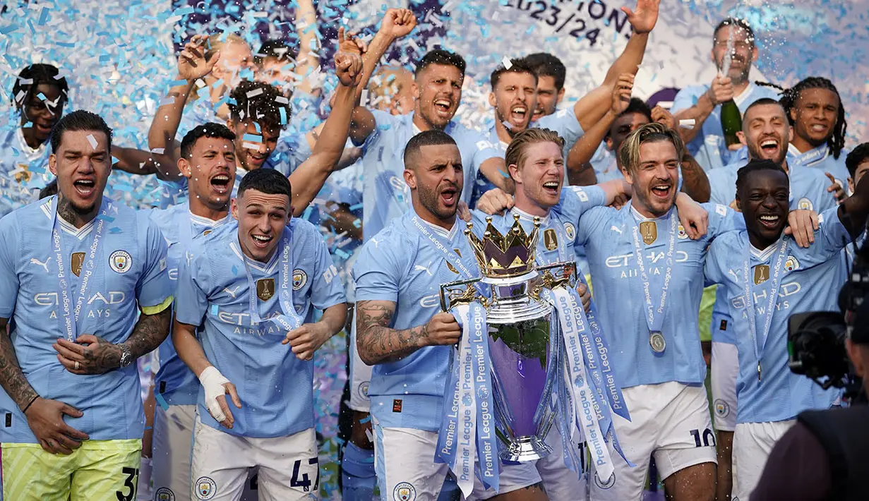 Manchester City berhasil memetik kemenangan 3-1 atas tamunya West Ham United di Etihad Stadium pada pekan terakhir Liga Inggris 2023/2024 yang digelar serentak pada Minggu (19/5/2023). Tiga gol kemenangan The Citizens dicetak lewat brace Phil Foden ditambah satu gol dari Rodri, sementara sang tamu hanya mampu mencetak satu gol lewat Mohammed Kudus. Kemenangan ini memastikan Manchester City merebut gelar juara Liga Inggris 2023/2024 dengan raihan 91 poin di klasemen akhir, unggul 2 poin dari Arsenal sebagai runner-up. Gelar ini sekaligus menjadi yang keempat berturut-turut sejak 2020/2021, sebuah torehan yang belum pernah dilakukan klub Inggris mana pun sepanjang sejarah. (AP Photo/Dave Thompson)