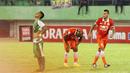 Manahati Lestusen (kiri) terlihat sedih setelah PS TNI Kalah dari Persija Jakarta. Gol Persija dicetak Raphael Maitimo (kanan) pada lanjutan Grup D Piala Jenderal Sudirman di Stadion Manahan, Solo, Selasa (15/12/2015). (Bola.com/Nicklas Hanoatubun)
