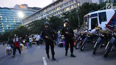 Personel Brimob berpatroli jelang malam pergantian tahun di kawasan Bundaran Hotel Indonesia, Minggu (31/12). 20.000 tim gabungan dari TNI dan Polri dikerahkan untuk mengamankan malam tahun baru 2018 di Jakarta. (Liputan6.com/Helmi Fithriansyah)