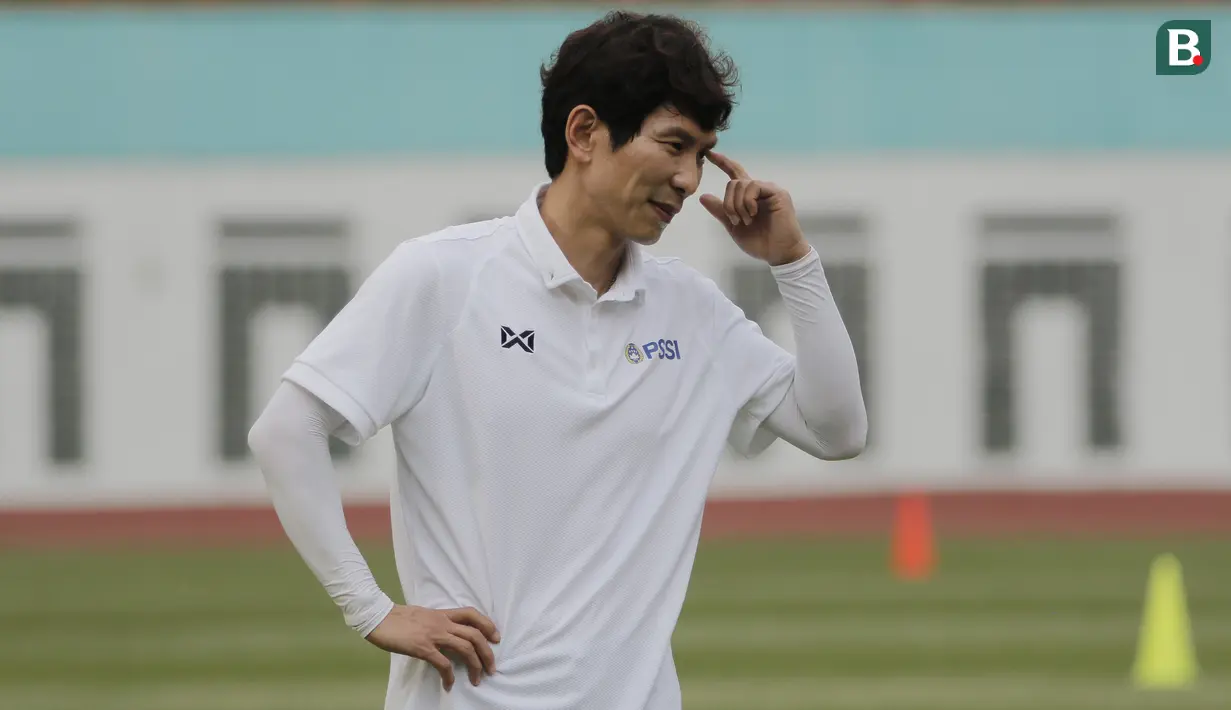 Asisten pelatih Timnas Indonesia, Gong Oh-kyun, saat sesi latihan di Stadion Wibawa Mukti, Cikarang, Senin (13/1/2020). Gong Oh-kyun dinyatakan postif terpapar virus corona. (Bola.com/M Iqbal Ichsan)