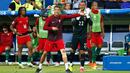 Ronaldo menginstruksikan rekan-rekanya saat laga final Euro 2016 antara Portugal vs Prancis di Paris, Prancis, Senin (11/6). Ronaldo terpaksa keluar lapangan akibat cedera usai berbenturan dengan Dimitri Payet. (REUTERS/Michael Dalder)