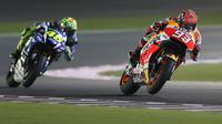 Persaingan ketat terjadi antara Marc Marquez (kanan) dan Valentino Rossi pada balapan MotoGP Qatar di Sirkuit Losail, Senin (21/3/2016) dini hari WIB. (AFP/Karim Jaafar)