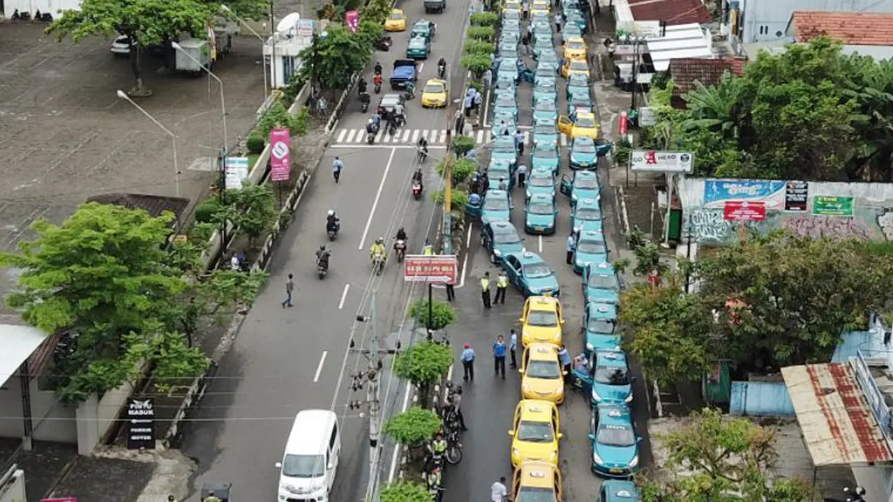 PHOTO: Tolak Transportasi Online, Sopir Angkot dan Taksi di Banyumas Mogok Massal