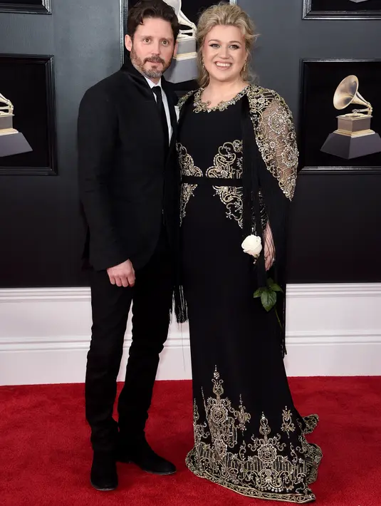 Kelly Clarkson ketika hadir dengan Brandon Blackstock di acara red carpet Grammy Awards 2018. (JAMIE MCCARTHY / GETTY IMAGES NORTH AMERICA / AFP)