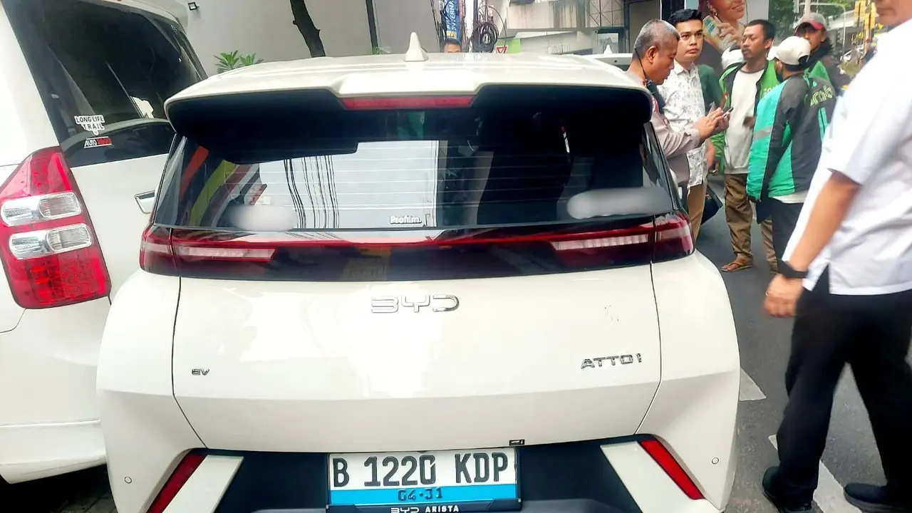 Mobil BYD penyebab kecelakaan beruntun di Jalan Panglima Polim, tepatnya di depan Win Hotel, Kebayoran Baru, Jakarta Selatan. (Dok. Istimewa)