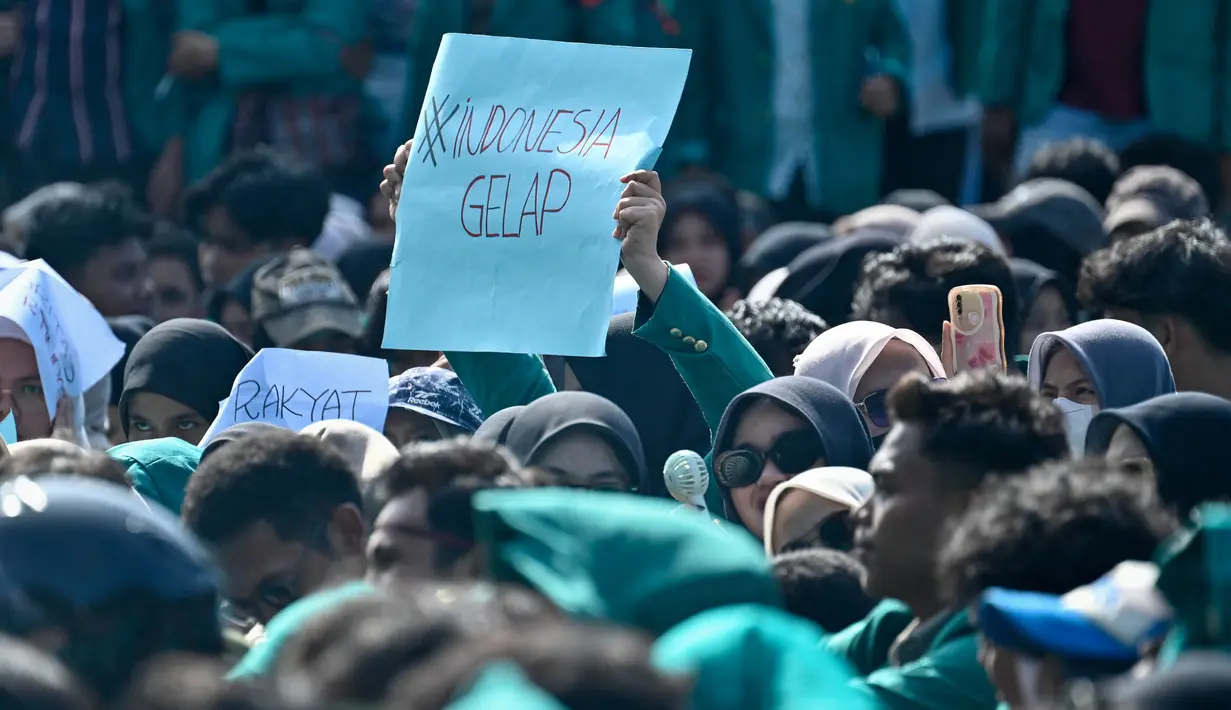 Mahasiswa menggelar unjuk rasa bertajuk Indonesia Gelap di depan gedung DPR Aceh di Banda Aceh pada Rabu 19 Februari 2025. (CHAIDEER MAHYUDDIN/AFP)