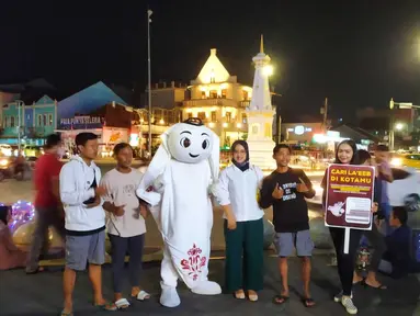 Maskot Piala Dunia 2022, La'eeb, akhirnya menginjakkan kakinya di Yogyakarta, Jumat (11/11/2022). Salah satu tempat ikonik di kota Gudeng yang disinggahi La'eeb yakni Tugu Yogyakarta. (Dok. SCM)