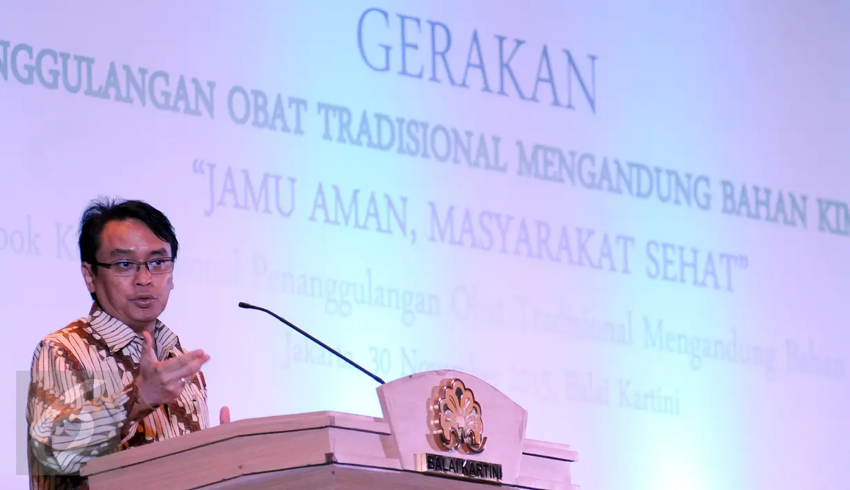 Kepala BPOM, Roy Alexander Sparringa saat memberikan keterangan di Jakarta, Senin (30/11/2015). BPOM menemukan 54 jenis obat tradisional dan 30 jenis kosmetika mengandung bahan kimia dan berbahaya. (Liputan6.com/Helmi Fithriansyah)