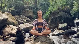Pada foto ini, Angela terlihat tengah melakukan meditasi saat berada disebuah curug dengan dikelilingi oleh bebatuan besar. Banyak pula netizen yang tak menyangka jika Angela Gilsha lebih memilih untuk berlibur di alam Indonesia.(Liputan6.com/IG/@angelagilsha)