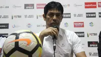 Pelatih PS Tira, Nilmaizar seusai laga kontra Mitra Kukar, Selasa (10/7/2018) di Stadion Sultan Agung, Bantul. (Bola.com/Permana Kusumadijaya)