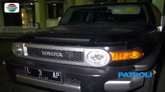 Mobil milik seorang pejabat Pemkot Surabaya rusak diberondong tembakan oleh orang tak dikenal, saat diparkirkan di garasi rumahnya.