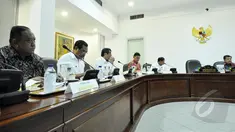 Wakil Presiden Jusuf Kalla memimpin rapat terbatas tanpa kehadiran Presiden Joko Widodo di Kantor Presiden, Komplek Istana Kepresidenan, Jakarta, Rabu (18/3/2015). Rapat tersebut membahas politik hukum dan HAM. (Liputan6.com/Faizal Fanani)