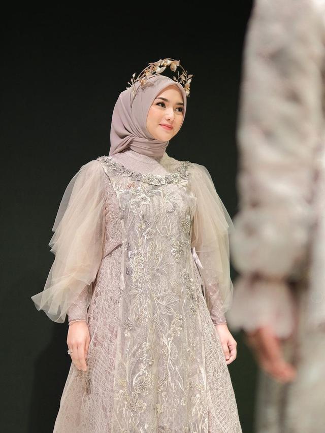 6 Potret Citra Kirana saat Tampil di Indonesia Fashion Week 2022, Menawan