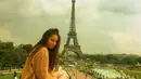 Berlibur ke Paris, wanita yang baru berumur 15 tahun ini tidak lupa berpose di depan Menara Eiffel. Lagi-lagi, Aurora tampil santai dengan hanya menggunakan sweater tebal berwarna kuning. Rambutnya yang panjang dibiarkan tergerai. (Liputan6.com/IG/@auroraribero)