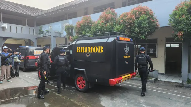 Satuan Gegana Brimob melakukan pengecekan sekolah yang mendapatkan ancaman teror bom di wilayah Depok (Liputan6.com/Dicky Agung Prihanto)