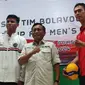 Ketua Umum PBVSI Imam Sudjarwo (tengah) melepas Timnas Voli Putra Indonesia yang akan berlaga di AVC Challenge Cup 2024 Bahrain mulai 2 Juni. (Liputan6.com/Achmad Sudarno)