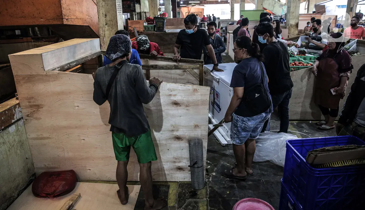 Sejumlah pedagang terdampak kebakaran mulai membangun lapak jualan di Blok B, Pasar Minggu, Jakarta Selatan, Rabu (21/4/2021). Lapak baru tersebut merupakan upaya relokasi agar puluhan pedagang bisa memulai jualan kembali. (Liputan6.com/Faizal Fanani)