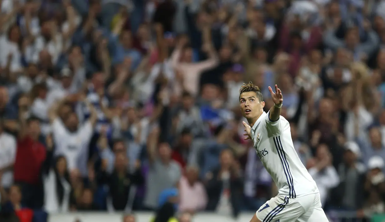 Pemain bintang Real Madrid, Cristiano Ronaldo merayakan golnya ke gawang Atletico Madrid pada laga leg pertama semifinal Liga Champions di Santiago Bernabeu stadium, Madrid, ( 2/5/2017). Real Madrid menang 3-0. (AP/Francisco Seco)