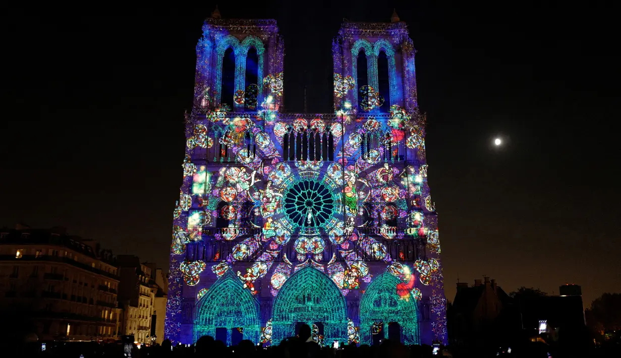 Gambar pada 20 Oktober 2018 menunjukkan Gereja Katedral Notre Dame selama pertunjukan cahaya berjudul "Dame de Coeur" di Paris, Prancis. Pertunjukan cahaya tersebut bagian dari perayaan seratus tahun Perang Dunia I. (Photo by Ludovic MARIN/AFP)