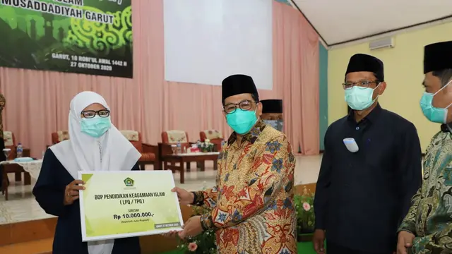 Wakil Menteri Agama RI, KH. Zainut Tauhid tengah memberikan bantuan bagi kalangan pesantren.