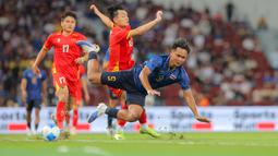 Duel keras terjadi pada pertandingan Timnas Vietnam melawan Thailand U-22 pada final cabang olahraga sepak bola putra SEA Games 2025 yang berlangsung di Stadion Rajamangala, Bangkok, Thailand, Kamis (18/12/2025). (Bola.com/Bagaskara Lazuardi)