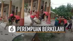 Baru-baru ini beredar video dua orang perempuan berkelahi di depan rumah. Belum diketahui mengapa kejadian itu bisa terjadi.