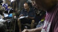 Seorang perajin menyelesaikan pembuatan sepatu di Jakarta, Jumat (17/1/2020). Pengamat menilai perlambatan pertumbuhan kredit usaha mikro, kecil, dan menengah (UMKM) berpotensi tidak akan berlanjut pada tahun ini. (Liputan6.com/Angga Yuniar)