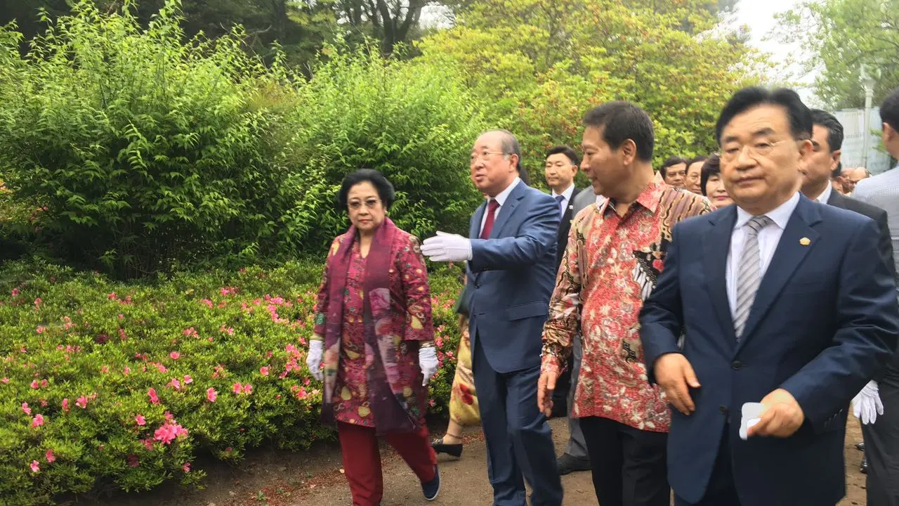 Presiden kelima RI Megawati meresmikan kebun raya di Jeju Korsel