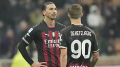 AC Milan membuang kesempatan untuk menyodok ke posisi tiga besar klasemen sementara Liga Italia 2022/2023 setelah hanya bermian imbang 1-1 menghadapi tamunya Salernitana pada laga pekan ke-26 di San Siro Stadium, Milan, Selasa (14/3/2023) dini hari WIB. Rossoneri unggul terlebih dahulu pada masa injury time babak pertama lewat sundulan Olivier Giroud, sementara gol balasan Salernitana dihasilkan Boulaye Dia pada menit ke-61. Dengan tambahan satu poin, AC Milan sementara mengoleksi 48 poin, gagal menggusur Lazio dari peringkat ketiga yang telah mengoleksi 49 poin. Andaikan menang, AC Milan bahkan bisa menyamai perolehan poin Inter Milan di posisi runner-up dengan 50 poin. (AP Photo/Luca Bruno)