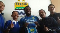 Michael Essien (tengah) saat berfoto bersama Manager, Pelatih dan Manajemen pada sesi perkenalan yang bertepatan dengan HUT Persib Bandung ke-84 di Bandung, Selasa (14/3/2017). (Bola.com/ Erwin Snaz)