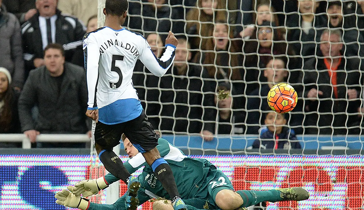 Pemain Newcastle United, Georginio Wijnaldum, saat mencetak gol ke gawang Liverpool dalam lanjutan Liga Inggris di Stadion St James' Park, Newcastle, Minggu (6/12/2015). (AFP/Oli Scarff)