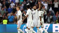 Penyerang Real Madrid, Karim Benzema, melakukan selebrasi setelah menjebol gawang Valladolid pada laga pekan ke-27 La Liga 2022/2023 yang digelar di Santiago Bernabeu, Minggu (2/4/2023 Malam WIB. (AFP/Thomas Coex)