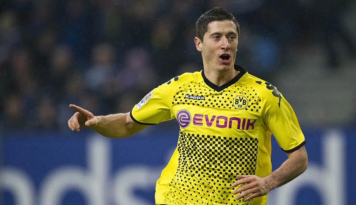 1. Robert Lewandowski - Didatangkan pada musim 2010/2011 dengan harga 3,3 juta poundsterling, striker asal Polandia itu menjelma menjadi mesin pencetak gol. Bersama Dortmund dirinya mencetak 103 gol dari 187 pertandingan. (AFP/John Macdougall)