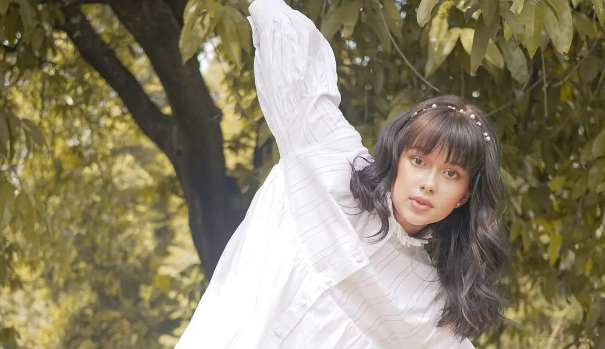 <p>Bagaimana dengan midi dress berlengan panjang dan siluet balon ini? Warna putih seperti yang dikenakan Rebecca tidak akan pernah jadi pilihan yang salah untuk dipadu padan dengan fashion item nuansa lainnya. Foto: Instagram.</p>