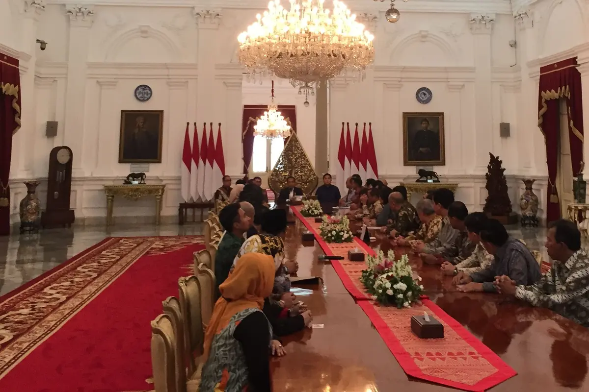 Presiden Joko Widodo atau Jokowi menerima kunjungan pengurus Kamar Dagang dan Industri (KADIN) dan Himpunan Pengusaha Muda Indonesia (HIPMI) di Istana Merdeka Jakarta, Rabu (12/5/2019).
