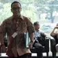 Ketua DPRD Banten Asep Rahmatullah saat akan menjalani pemeriksaan  di KPK, Jakarta, Selasa (15/12). Asep diperiksa sebagai saksi kasus dugaan suap Wakil Ketua DPRD Banten SM Hartono dan Anggota DPRD Banten Tri Satriya Santosa. (Liputan6.com/Helmi Afandi)