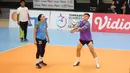Syamsir Alam (kanan) mencoba menahan bola pada pertandingan cabor bola voli Turnamen Olahraga Selebriti Indonesia (TOSI) yang berlangsung di Kelapa Dua Sport Center, Tangerang, Minggu (13/10/2024).