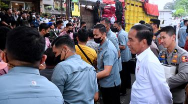 Presiden Joko Widodo atau Jokowi membagikan bantuan sembako hingga hampers untuk masyarakat di Jalan Otista, Kota Bogor, Provinsi Jawa Barat, Jumat (14/4/2023).