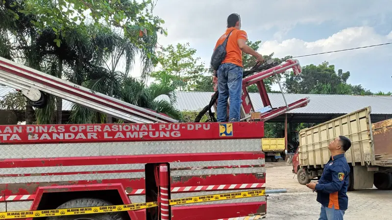 Mobil crane Dinas PU Bandar Lampung yang mengalami kerusakan hingga menyebabkan dua pekerja terjatuh. Foto : (Istimewa).