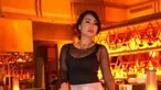 Tessa Kaunang berpose mengenakan baju hitam menerawang. Tak hanya bajunya saja, rok krem yang dipakai Tessa juga transparan dengan belahan super tinggi. Karena potongan rok tersebut begitu seksi, paha Tessa Kaunang pun terpampang nyata di kamera. (Instagram/tessakaunang_tuiit)
