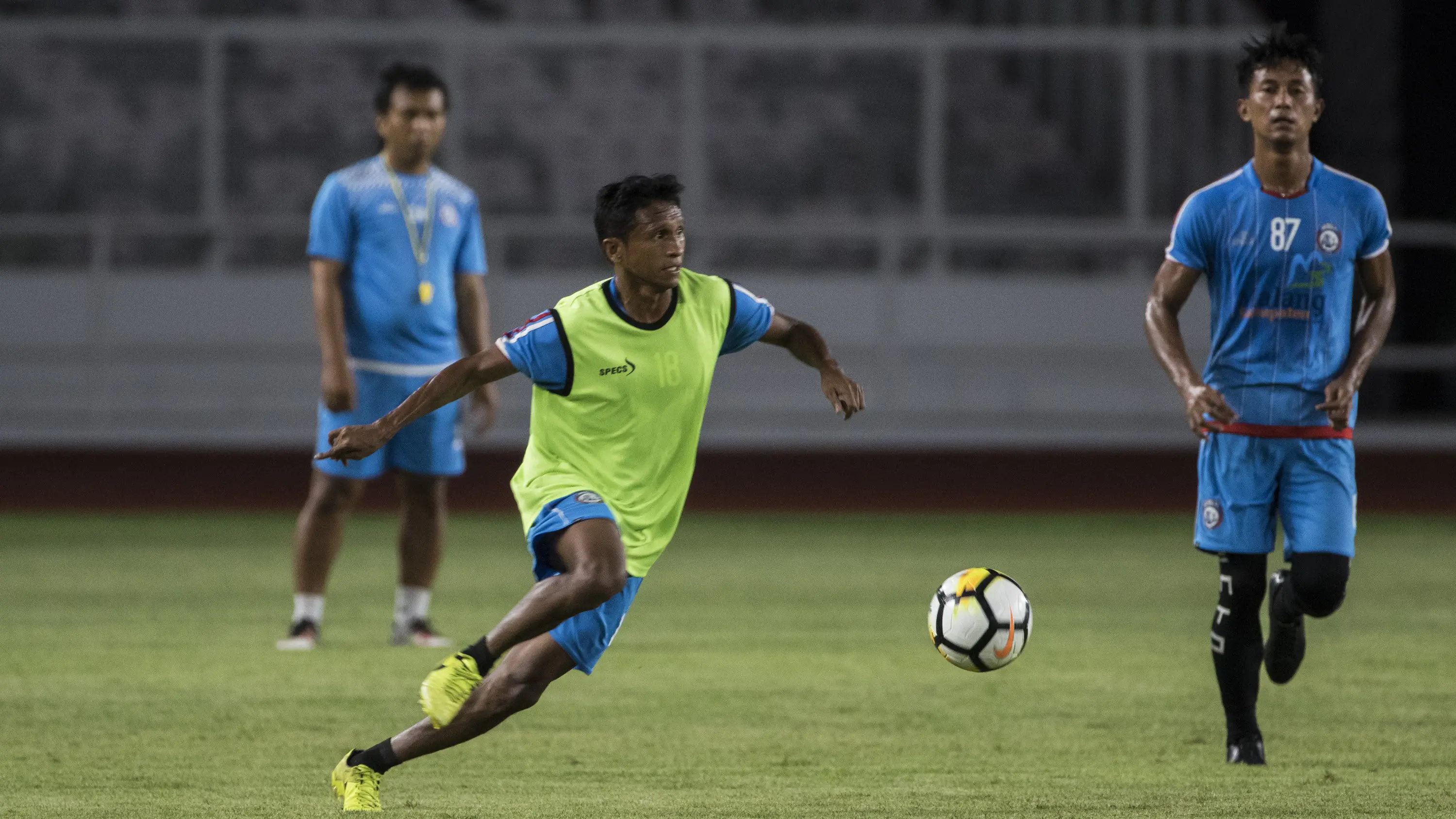 Pemain Arema FC, Ricky Ohorella, mengejar bola saat latihan di SUGBK, Jakarta, Jumat (30/3/2018). Latihan ini persiapan jelang laga Liga 1 melawan Persija Jakarta. (Bola.com/Vitalis Yogi Trisna)