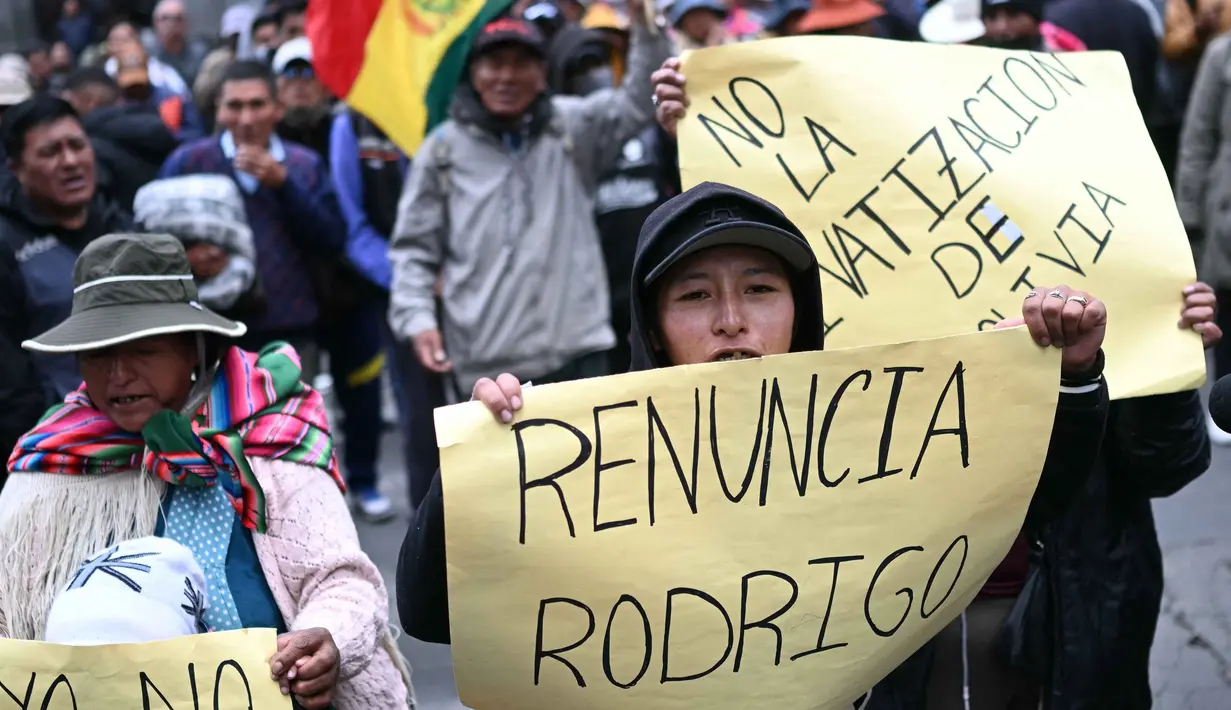 Seorang demonstran memegang papan bertuliskan (Resing Rodrigo) selama unjuk rasa menentang Presiden Rodrigo Paz di La Paz, Bolivia, pada 25 Mei 2026. (MARVIN RECINOS/AFP)