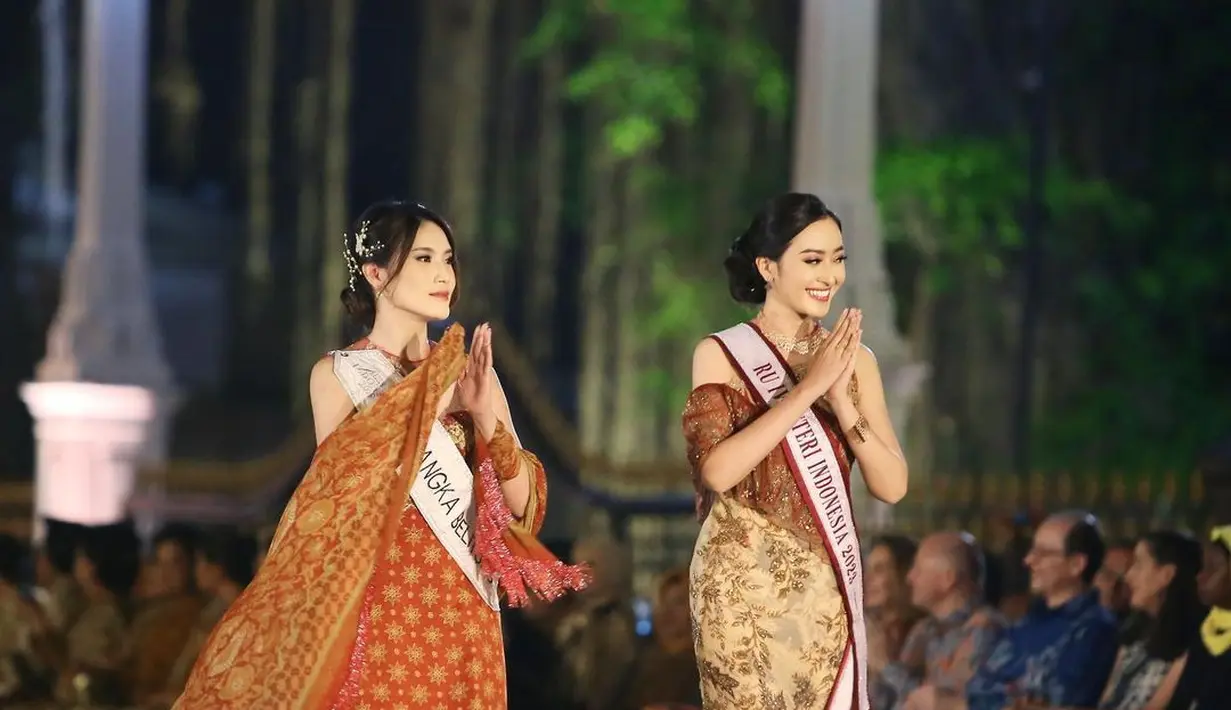 Di acara Istana Berbatik, Puteri Modiyanti juga tampil catwalk bersama para Puteri Indonesia lainnya. Penampilannya yang penuh pesona dibalut kebaya dan kain batik bernuansa merah keemasan. [Foto: Instagram/putmod]