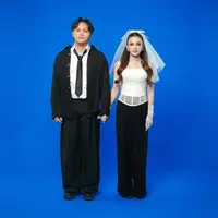 Melihat gaya Rizky Febian dan Mahalini Raharja saat bikin pas foto (@mahaliniyy)