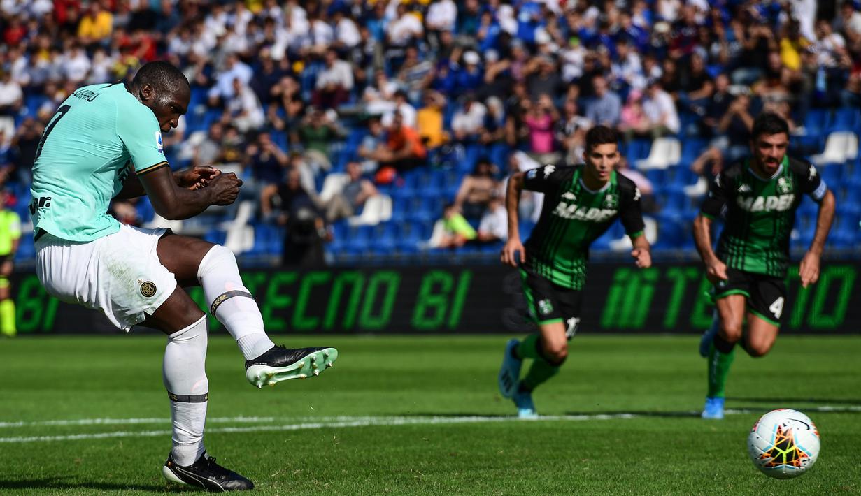 Striker Inter Milan, Romelu Lukaku, melepas tendangan ke gawang Sassuolo pada laga Serie A Italia di Stadion Mapei, Reggio-Emilia, Minggu (20/10). Sassuolo kalah 3-4 atas Inter. (AFP/Miguel Medina)